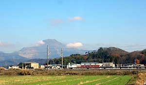 田村山から遠くに伊吹山を望む